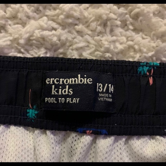 Kid swim trunks.. size 13/14 - Picture 2 of 2